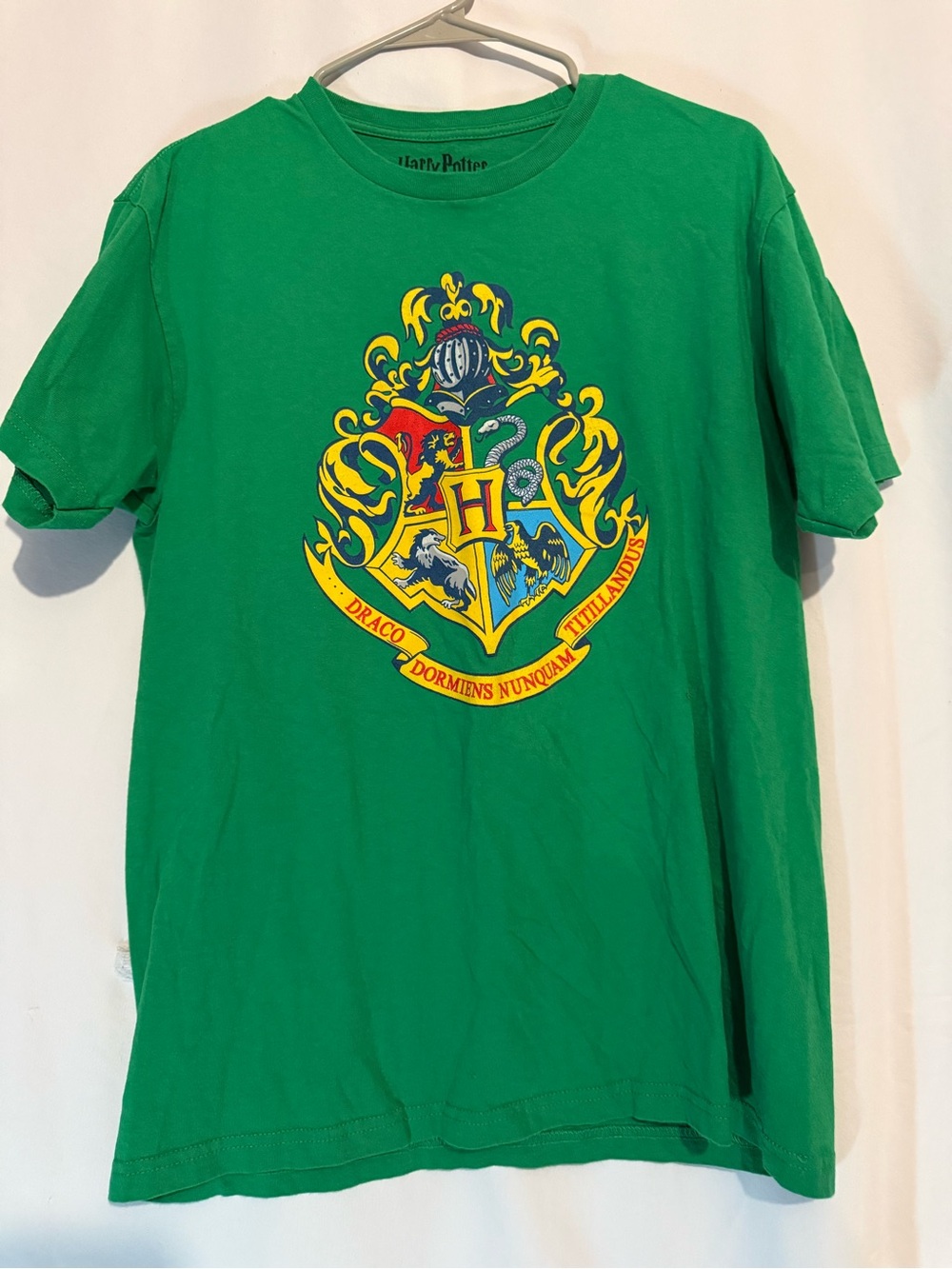 Harry Potter Hogwarts Crest T Shirt Green Size M Medium 100% Cotton Graphic Tee